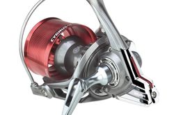 Carrete surfcasting Akami Cygnus CSC ultraligero carbono 20 kg con 2 bobinas aluminio