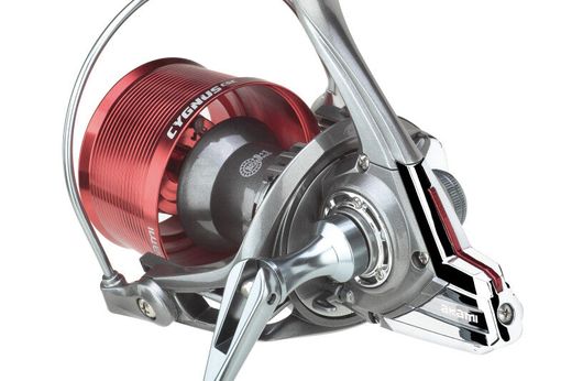 Carrete surfcasting Akami Cygnus CSC ultraligero carbono 20 kg con 2 bobinas aluminio