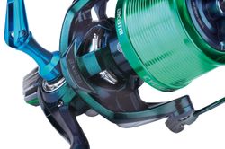 Carrete surfcasting Akami Cygnus CSC Special Edition ultraligero carbono 20 kg con 2 bobinas aluminio