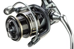 Carrete Akami OYMA para spinning, eging y light jigging con microfreno potente y bobinas match spool