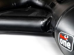 Iberux One Black – Pato de pesca compacta (<150 cm) con suelo Airmat 12 cm y asiento Iberux MAX – Alta flotabilidad y estabilidad (+ Regalo de funda y gorra valoradas en 40€)
