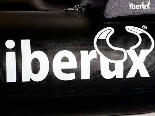 Iberux One Black – Pato de pesca compacta (<150 cm) con suelo Airmat 12 cm y asiento Iberux MAX – Alta flotabilidad y estabilidad (+ Regalo de funda y gorra valoradas en 40€)