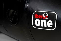 Iberux One Black – Pato de pesca compacta (<150 cm) con suelo Airmat 12 cm y asiento Iberux MAX – Alta flotabilidad y estabilidad (+ Regalo de funda y gorra valoradas en 40€)