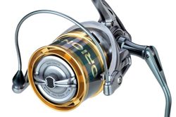 Carrete Akami Orion XSC – Surfcasting de competición – Cuerpo de carbono ultraligero – Freno 20 kg – 10+1 rodamientos sellados – 2 bobinas de aluminio anodizado