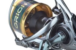 Carrete Akami Orion XSC – Surfcasting de competición – Cuerpo de carbono ultraligero – Freno 20 kg – 10+1 rodamientos sellados – 2 bobinas de aluminio anodizado