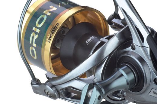 Carrete Akami Orion XSC – Surfcasting de competición – Cuerpo de carbono ultraligero – Freno 20 kg – 10+1 rodamientos sellados – 2 bobinas de aluminio anodizado
